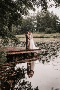 Hochzeitsfoto am See mit Spiegelungen