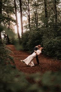 Hochzeitsfoto im Wald am Bilstein Turn